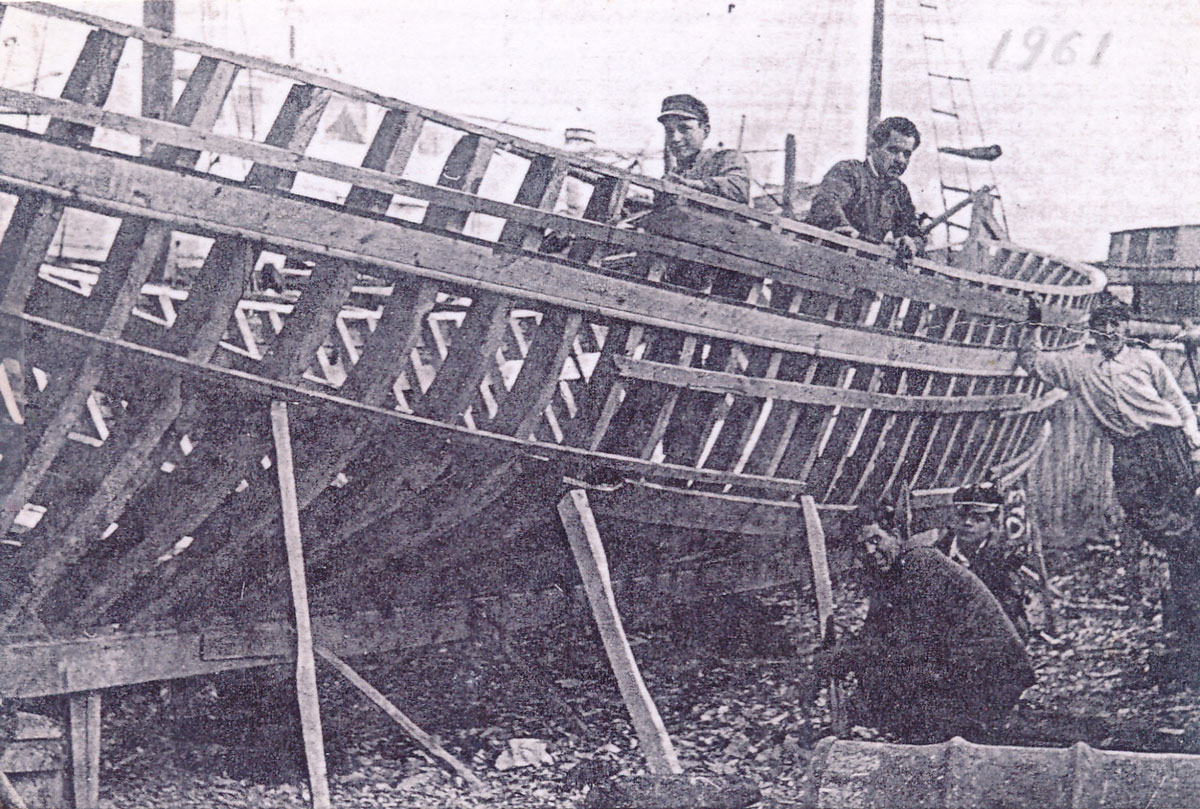 A "trechantiri" type boat outside the Fouskis Boatyard