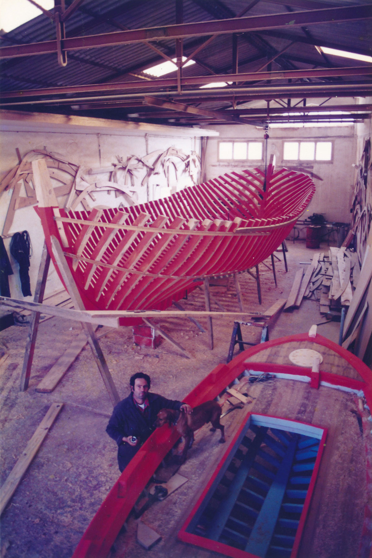 Michalis Vlamis at work on trechantiri and koutoulo boats