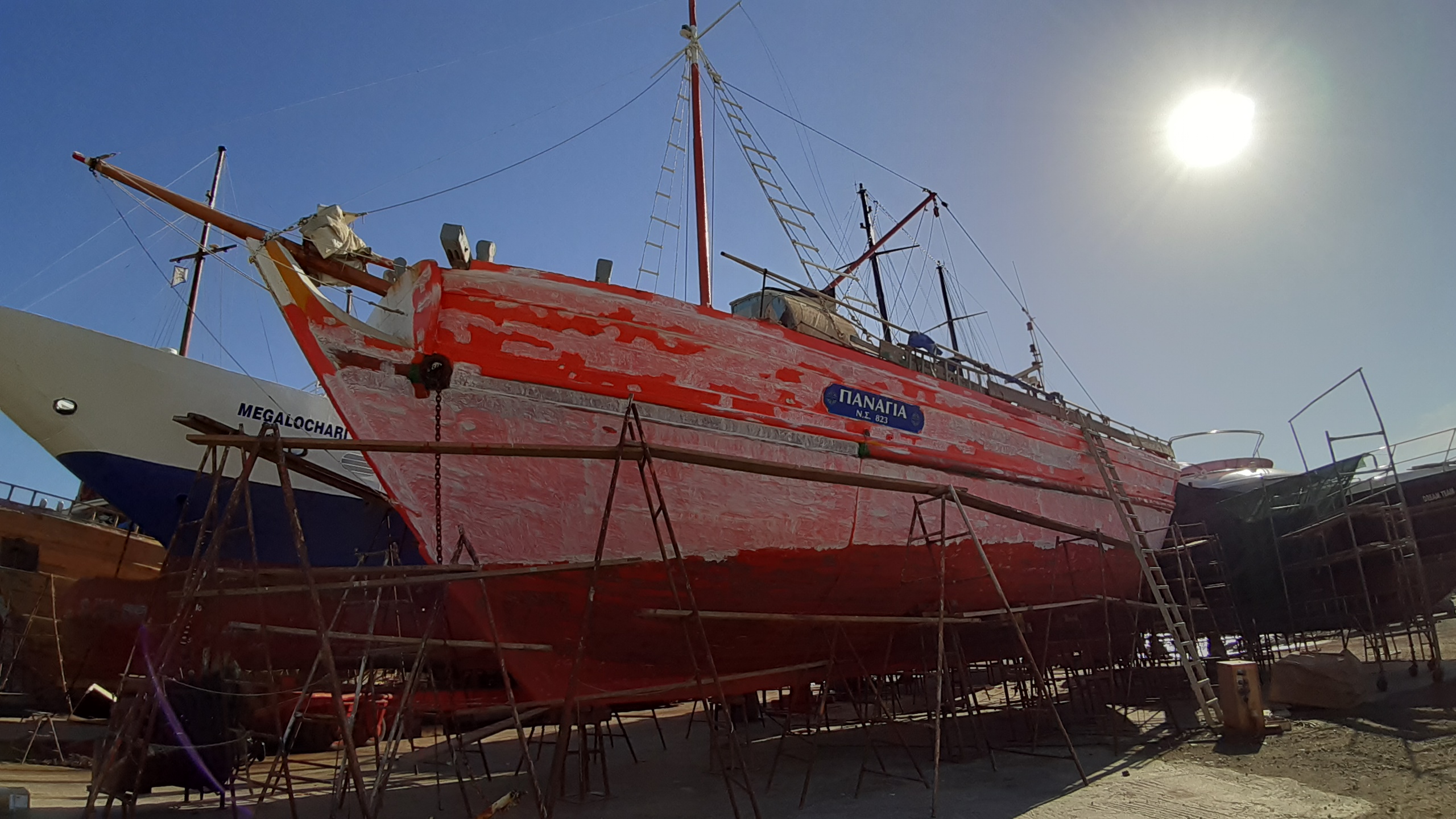 Wooden boat in Syros, photo: Iris Lykourioti