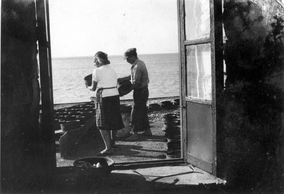 Ο Αλέκος και η Κατίνα Προυνιά έξω από το εργαστήριό τους στον Πλατύ Γιαλό, γ. 1970. 