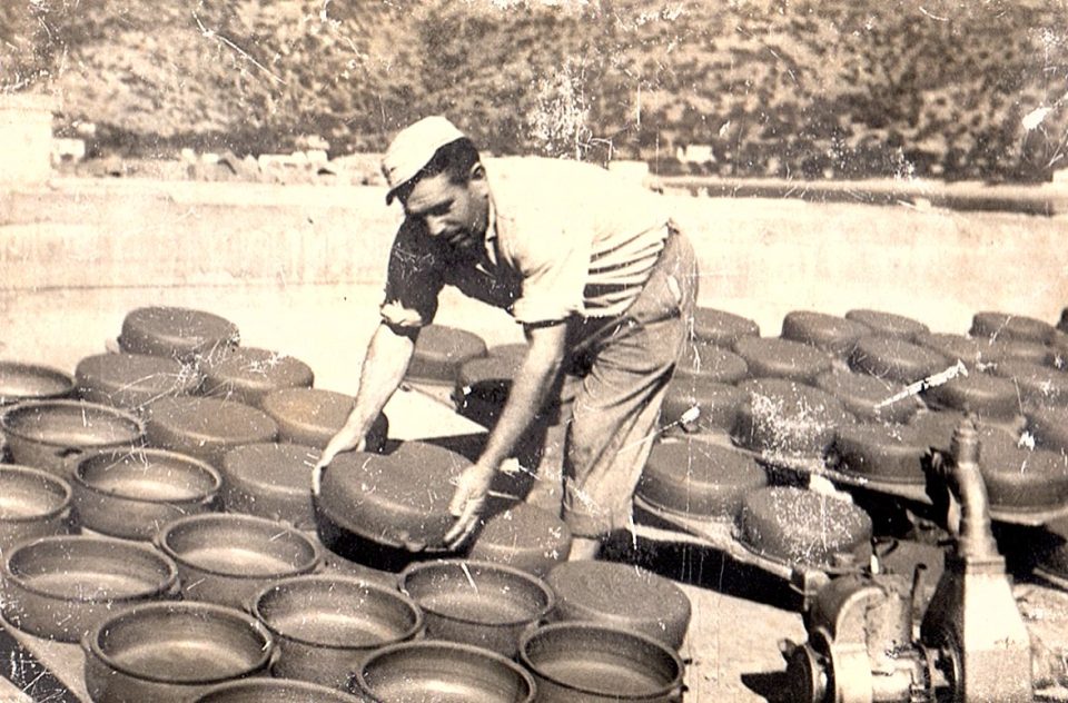 Ο Γιάννης Ατσόνιος στεγνώνει μαγειρικά σκεύη, γ. 1965. Κεραμικά Ατσόνιος, Σίφνος. 