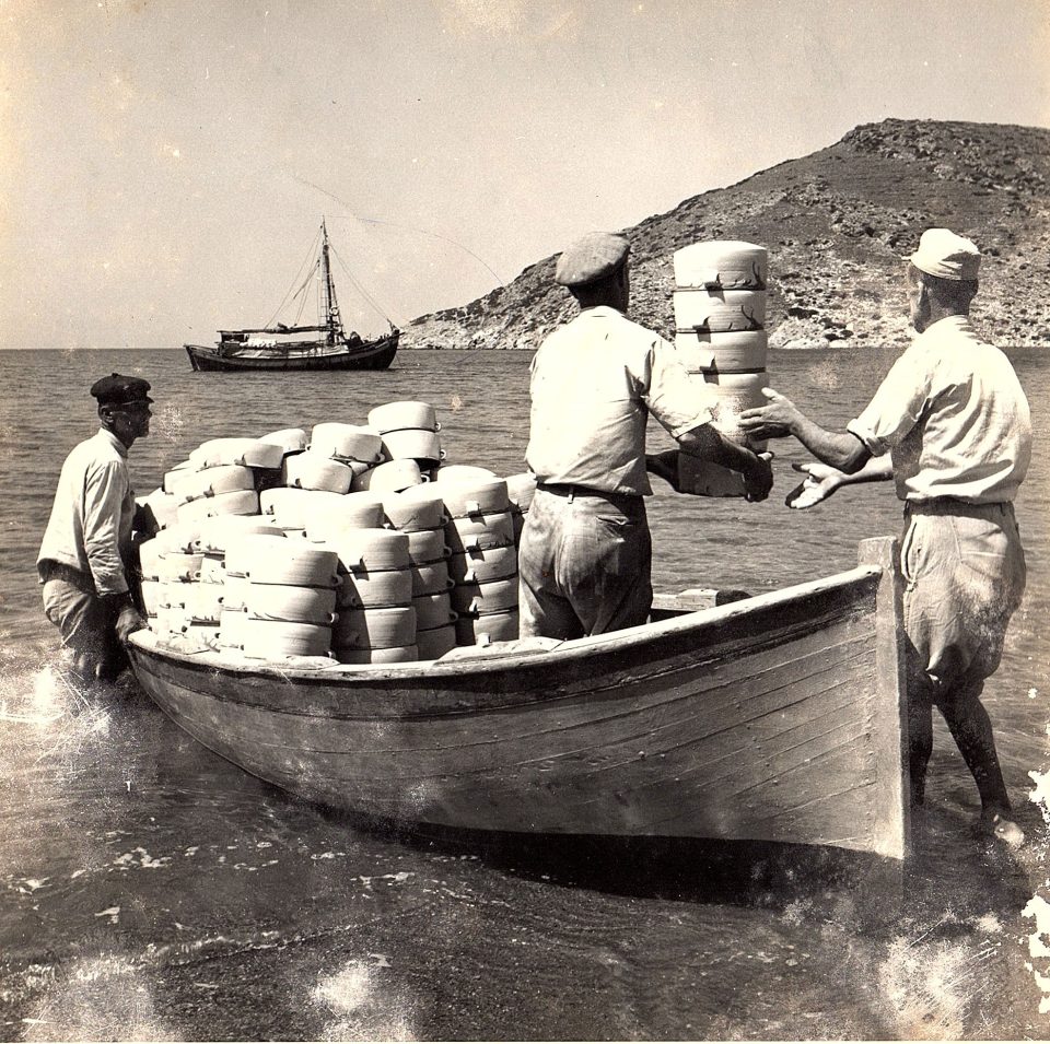 Loading cookware onto trading caique in Vathy, c. 1965. Atsonios Pottery, Sifnos. 