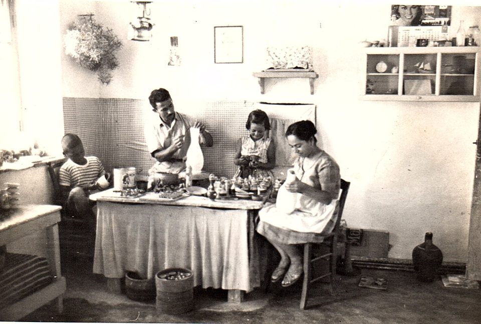 Η οικογένεια Καλογήρου ζωγραφίζει κεραμικά στο εργαστήριό της στις Καμάρες, γ. 1959. 